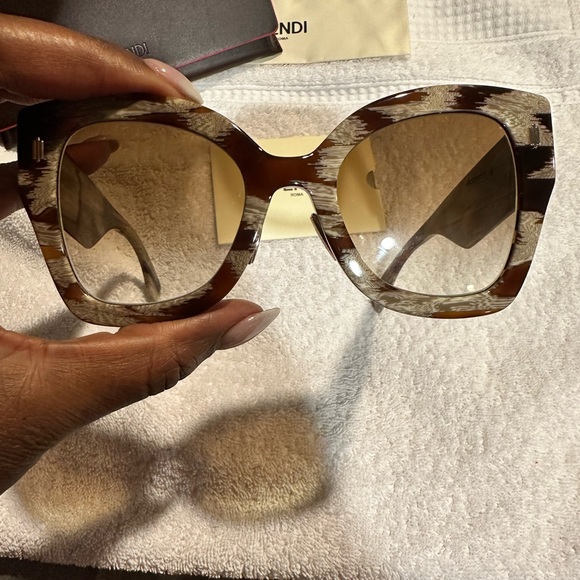 Fendi Roma Sunglasses Excellent condition - Picture 3 of 7
